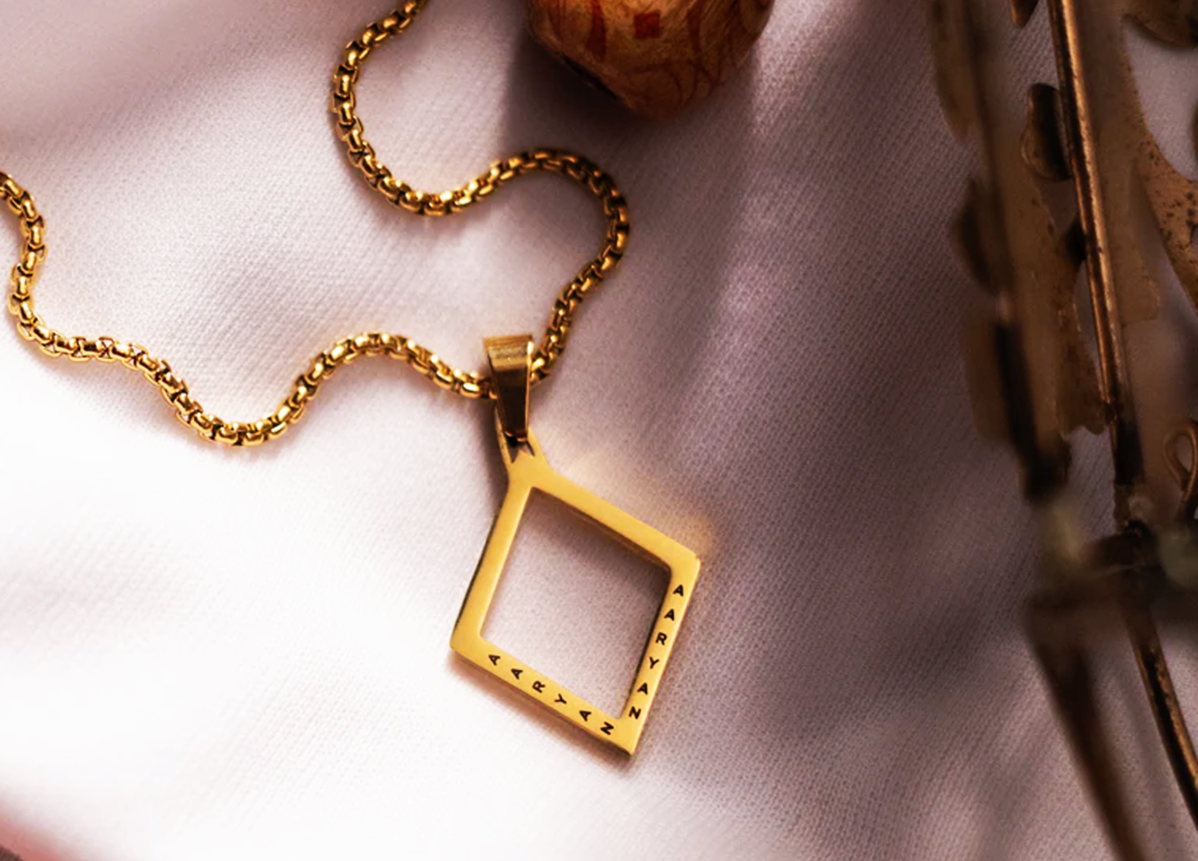 Starting the year Accompanied by Engraved Jewellery Wrapped in a Snowy Touch