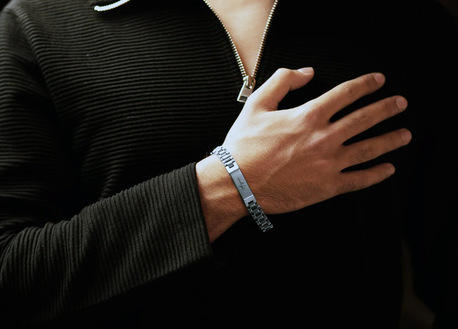 Engraving vs. Custom Name Jewellery: What's the Difference?