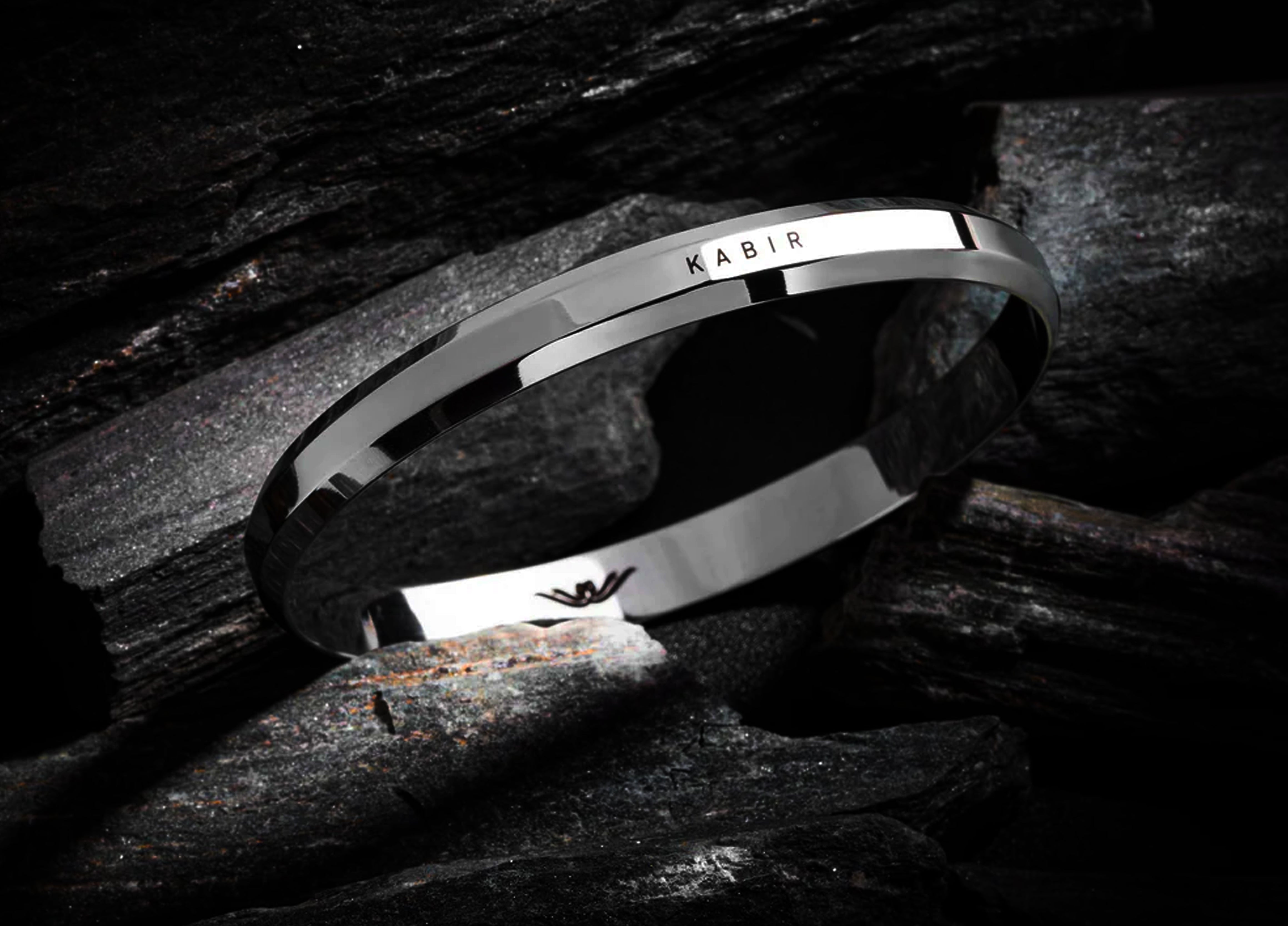 Metal and Motion: Jewellery That Moves with You